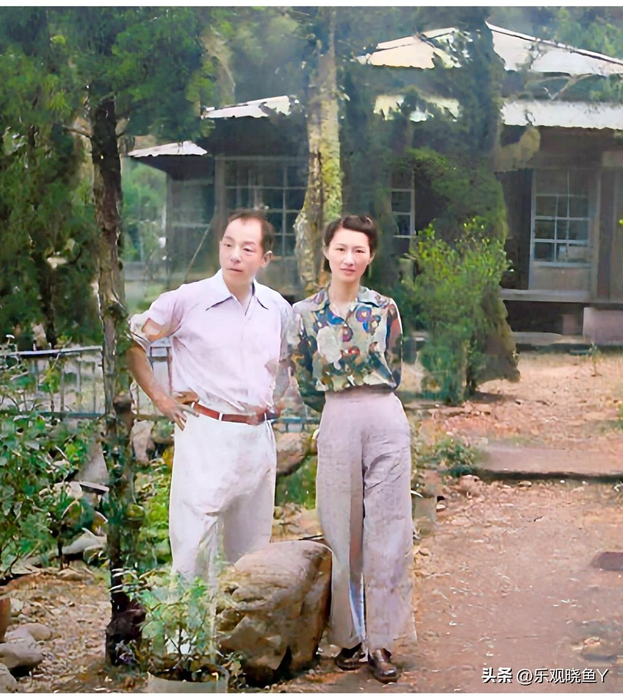 这是张学良被软禁在台湾期间与赵四小姐的一张生活照，拍摄于一九四八年。这而非演戏，