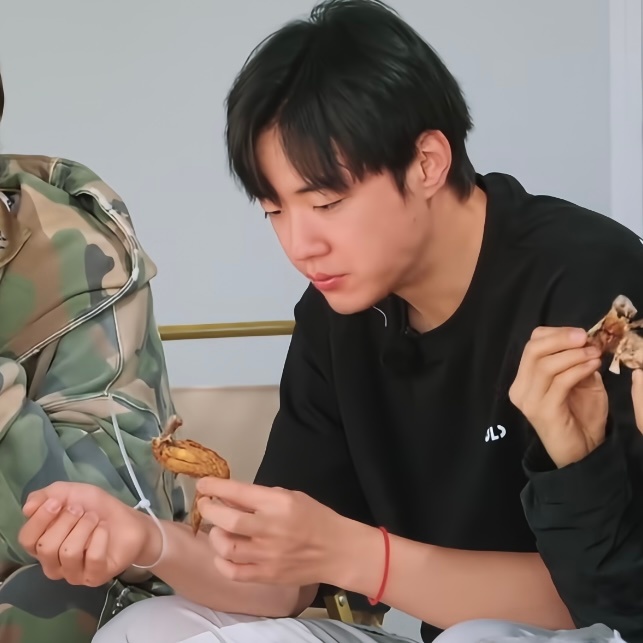 新款手链吗🤔 小孩儿行为！！萌惨了 