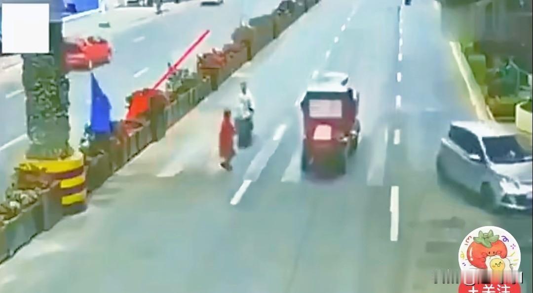 要是没监控，
这拖拉机就完了，
长一百张嘴都说不清。
你看看，怎么弄。
这穿红衣