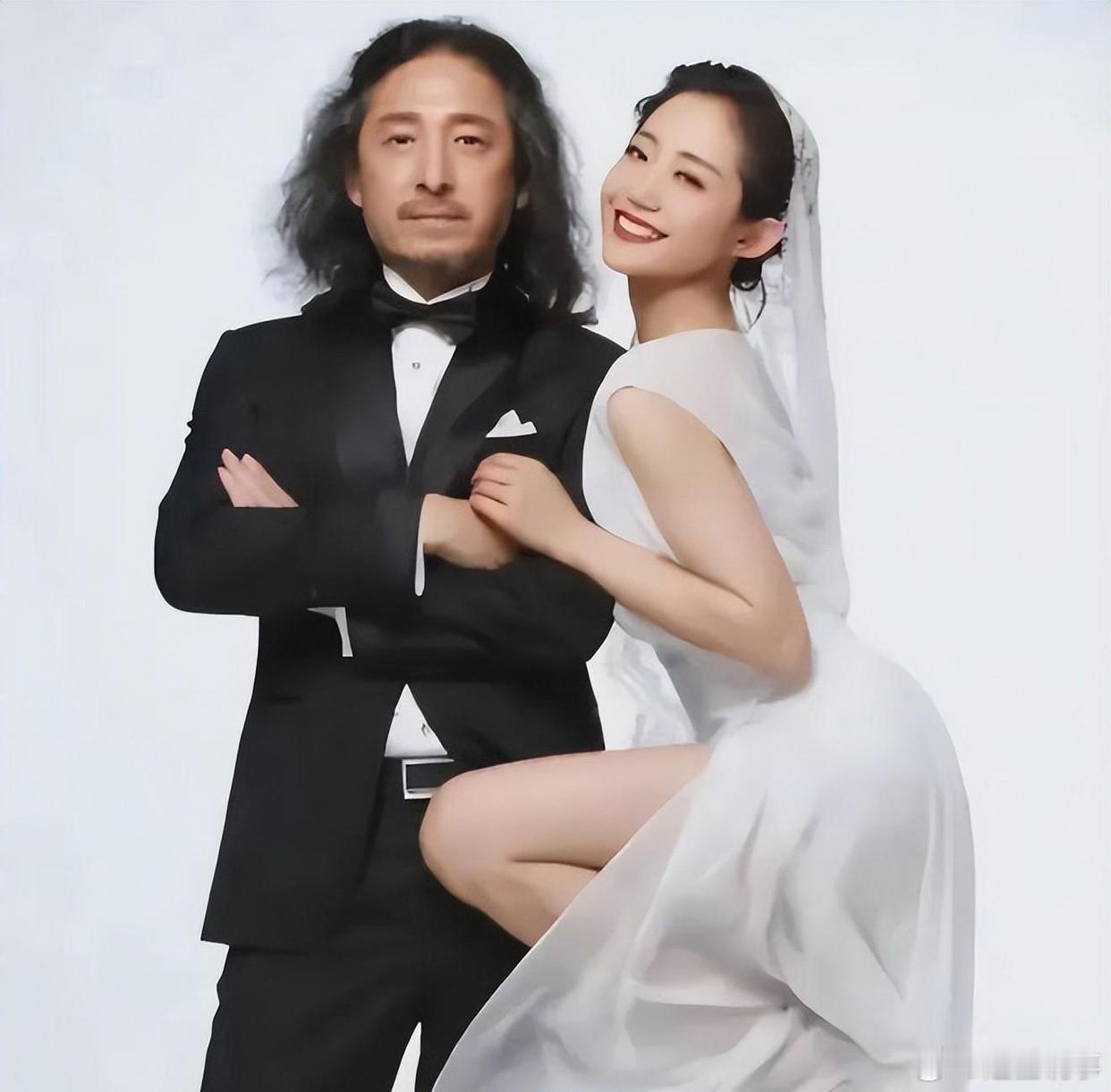 在那个充满青春气息的年代，万千惠决定和一个年纪和她父亲相仿比她大25岁的男人结婚