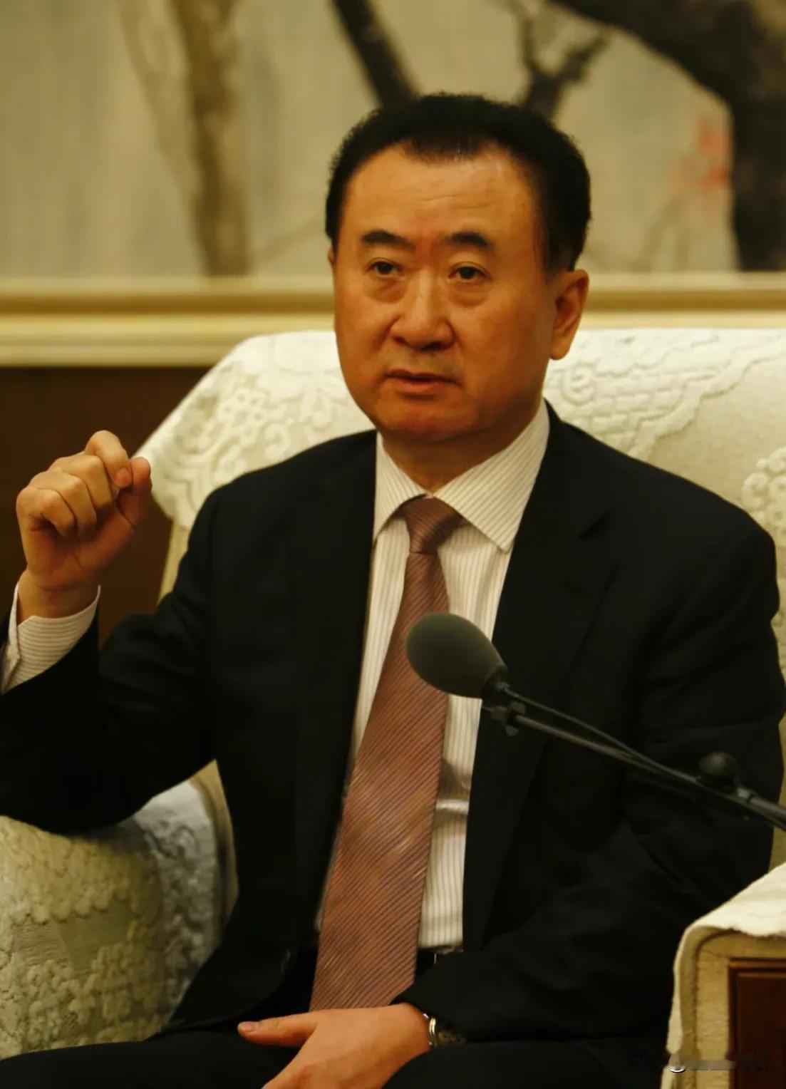 王健林名下500家万达其中自持物业2百多家现在才卖十几家，说句实话，想看他破产还