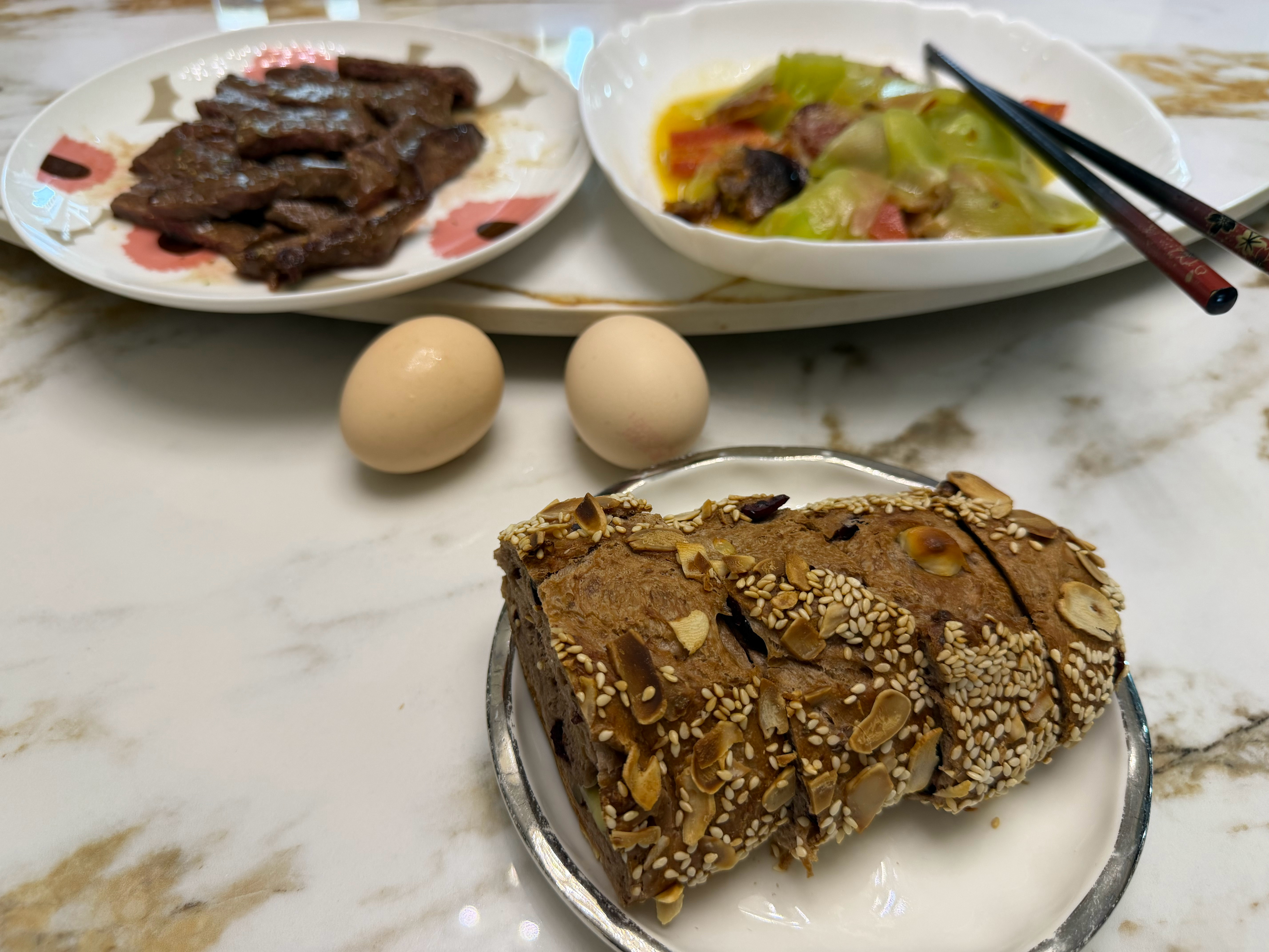 今天吃一顿，加力量训练和划船机，把前两天上海喝进去的啤酒花排净。