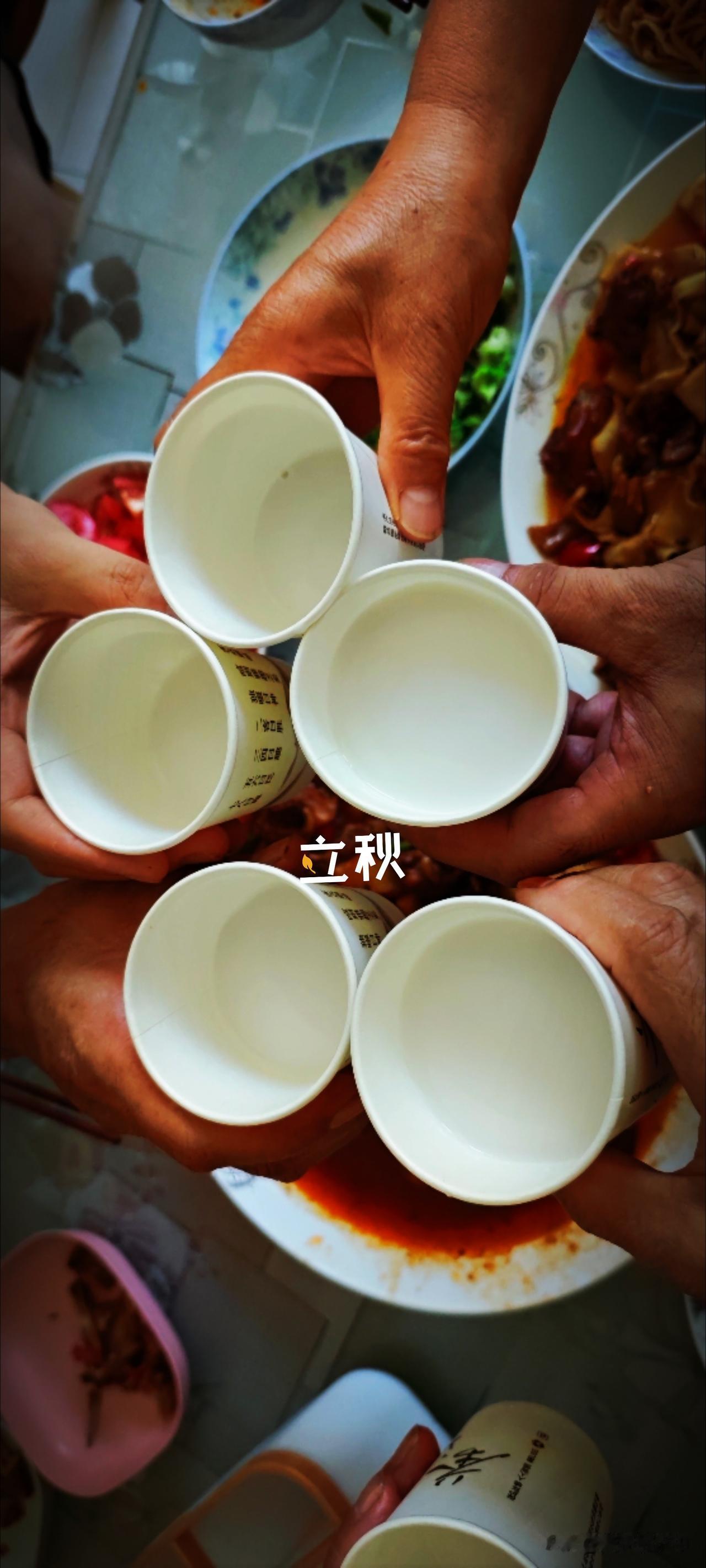 苦夏掉下来的秤，今日到了秋天去贴。来来来，一家人聚一下，足以让苦夏已久的我们长舒
