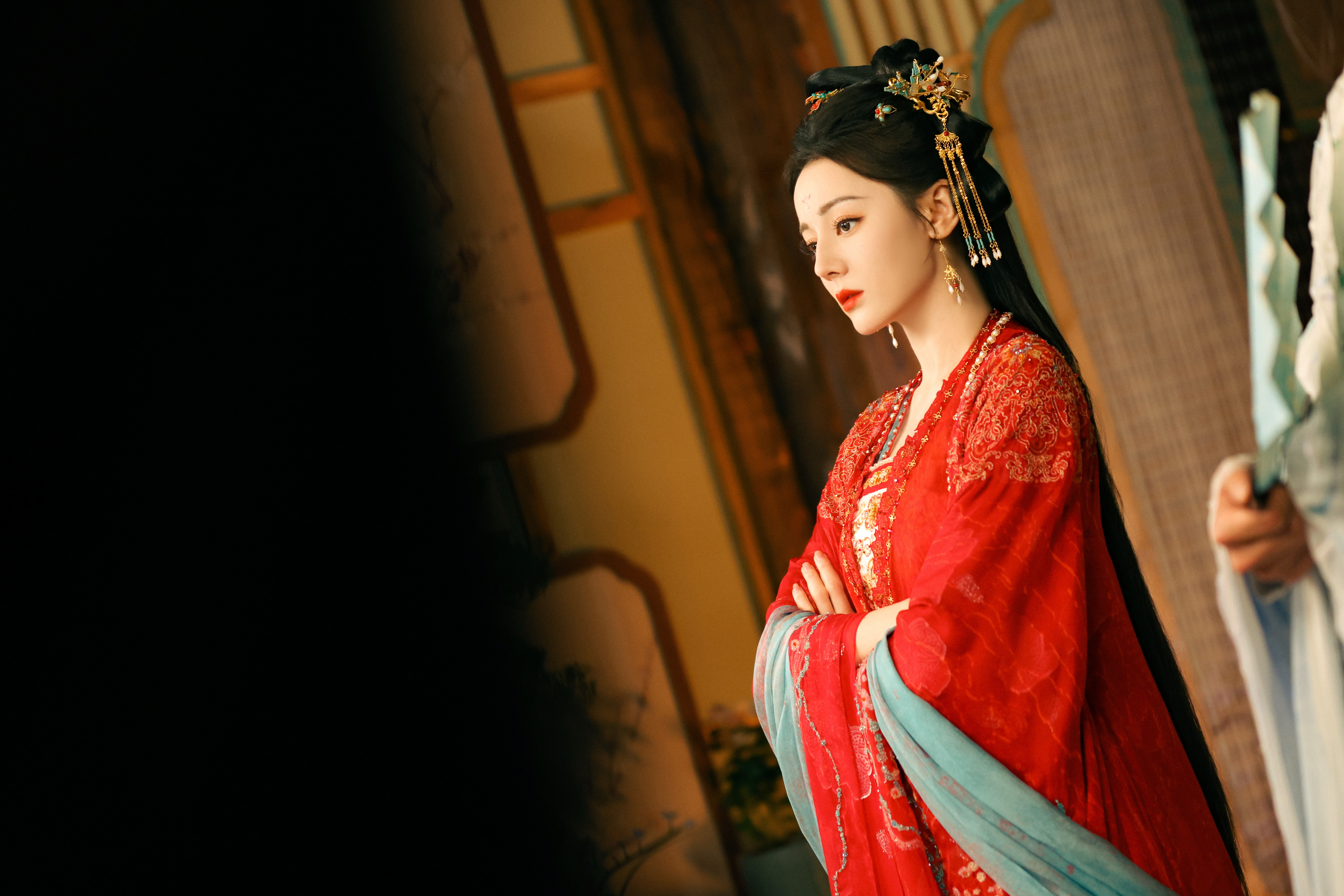 迪丽热巴贺思慕的五感体验卡 世间色彩奔涌而至，她抬手接住最浓烈的一笔。贺思慕于此