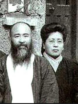 1922年，15岁的黄凝素与张大千结婚，相伴25年生了8个孩子。没想到，就在她把