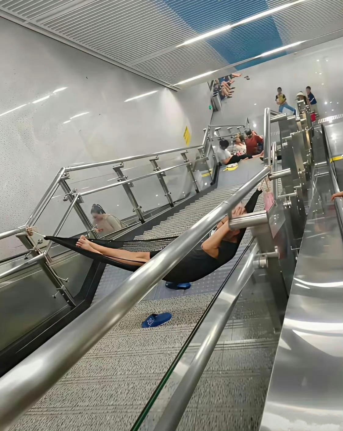 地铁站这样蹭空调就太过分了吧… 