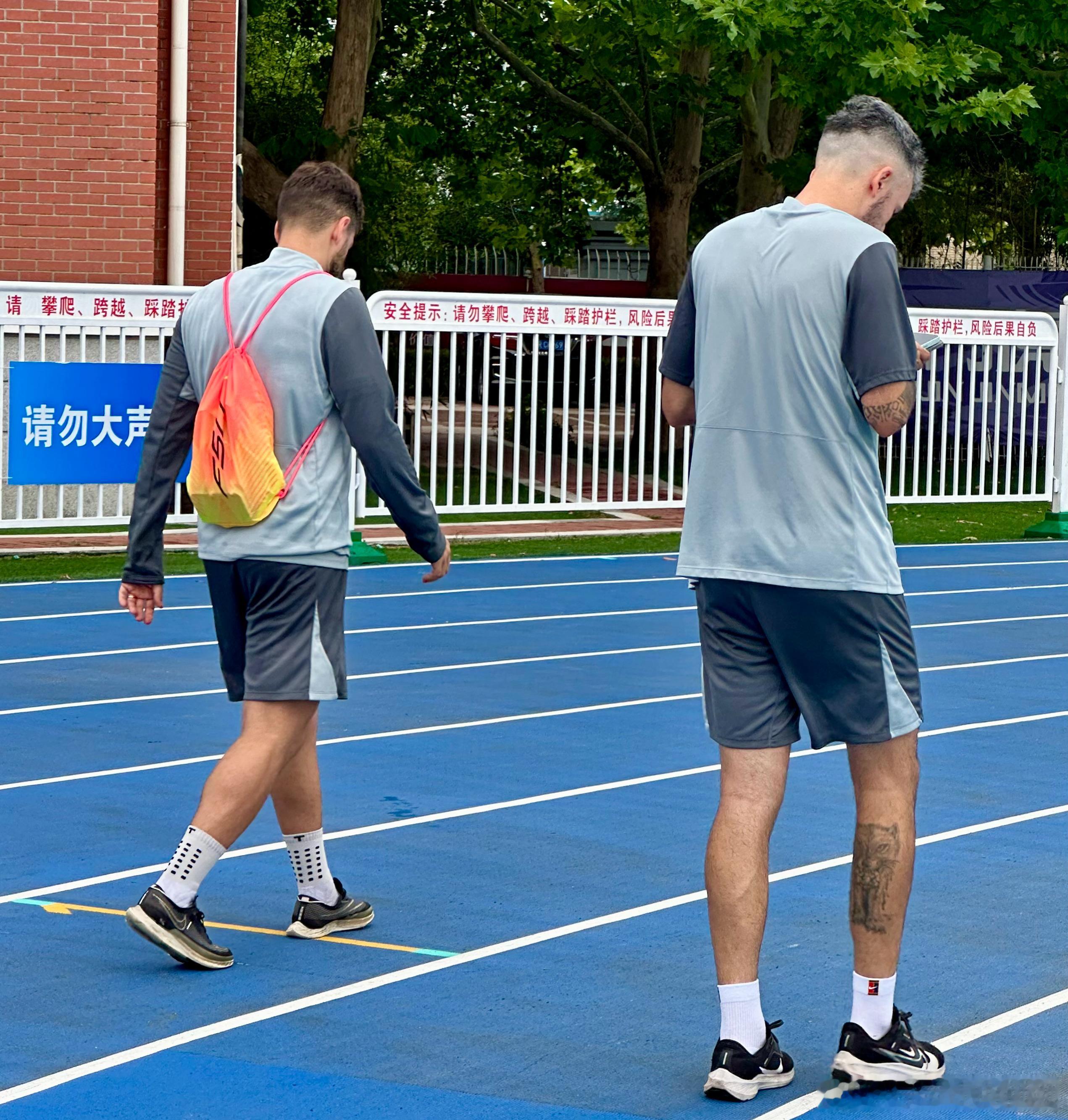 上周随手拍了一张俩宅男下班儿回家，结伴但不聊天儿。天津津门虎