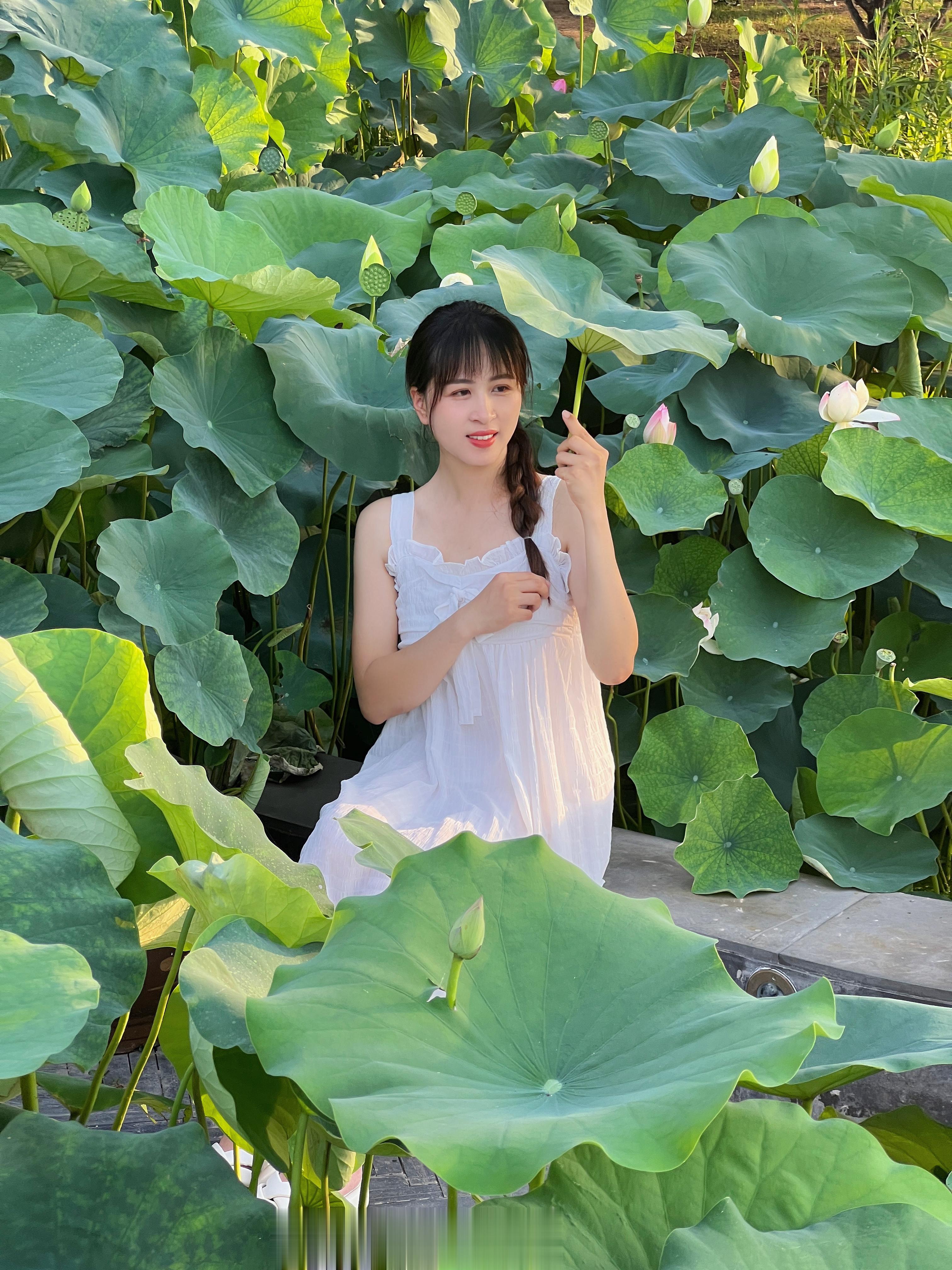  客片手机花絮📸🍃姐妹两3月份拍了樱花，夏天又来拍荷花啦，但是荷花开花在清晨