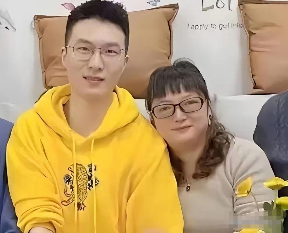 江苏一女子，儿子因公牺牲，她伤心欲绝，每天以泪洗面，一天，她在商场突然看到儿子身