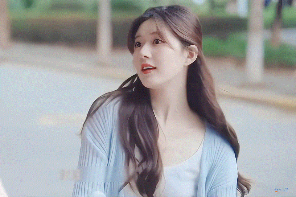 露思在偷偷藏不住里好鲜嫩水灵。这个剧拍的，整体挺小清新的，导演叫李青蓉，感觉水平