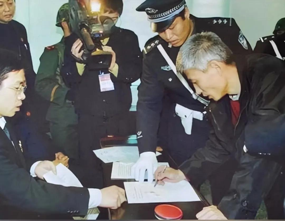 2003年，刘涌在死刑书上，签字画押时，一张罕见的留影，照片中的他面带冷漠，脸色