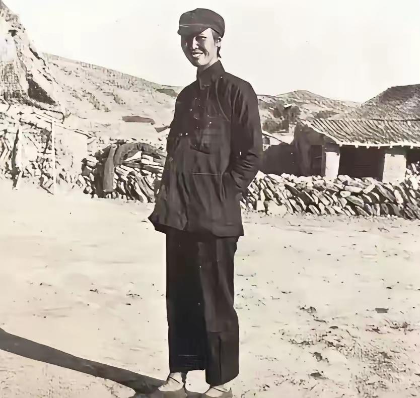这张照片拍出了怀孕期间贺子珍的温婉与柔美。照片中的贺子珍笑容甜美，姿态优雅，由内