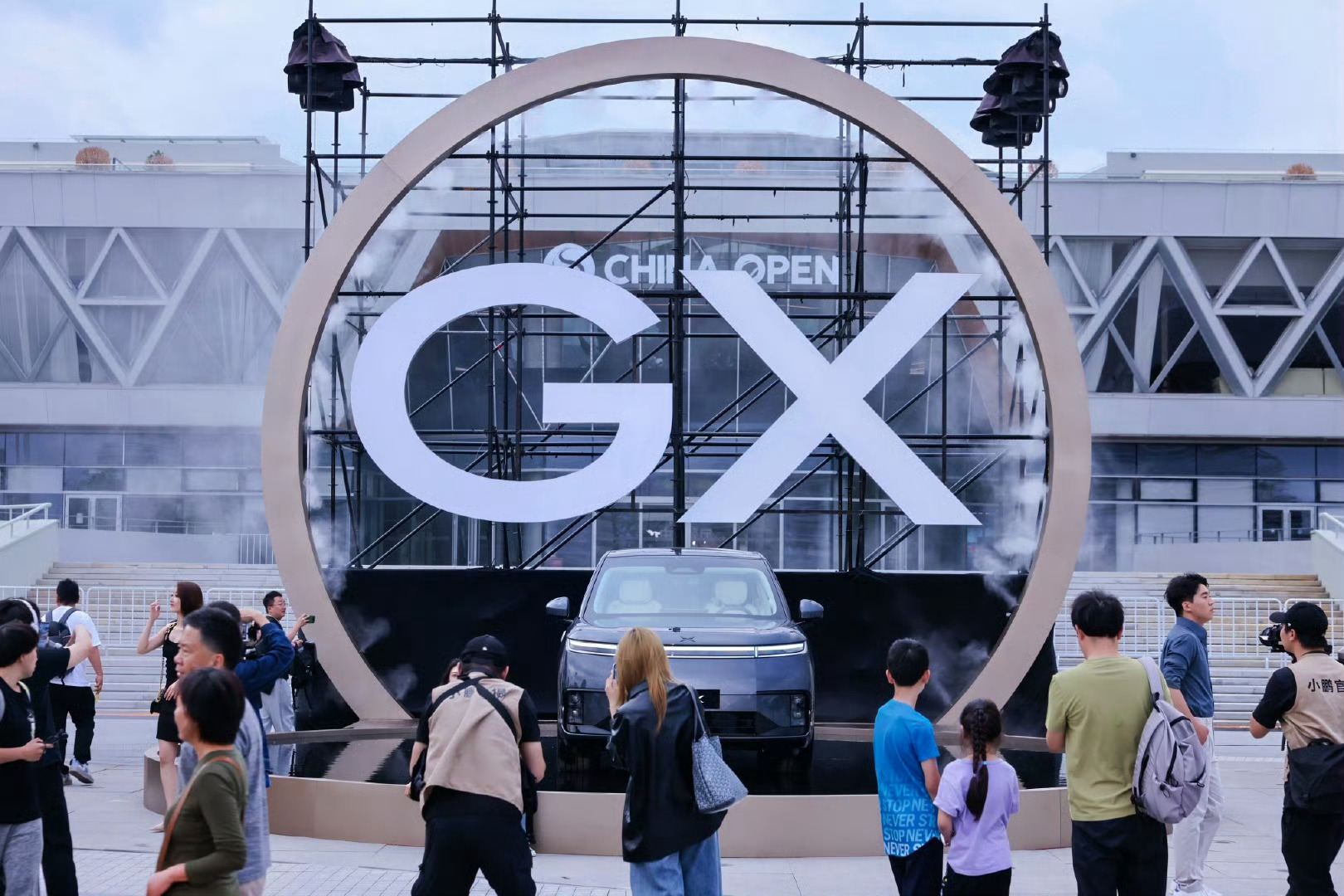 小鹏GX今晚正式上市。之前公布的顶配旗舰预售价是39.98万，所以我觉得今天起售