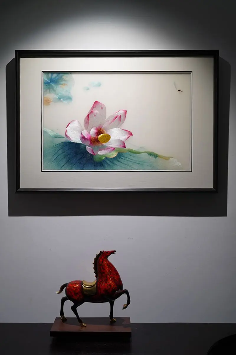 粉莲浮碧盖，轻蜓掠素笺，一纸锦绣守安然 素纸承清芳，粉莲轻绽，碧叶铺波...