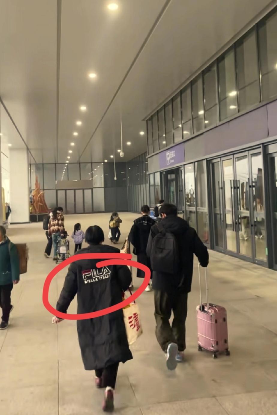 叶锐聪的奶奶和家姐刚落地四川，就接了叶锐聪陪伴他一起去重庆看足球赛，细心的网友发