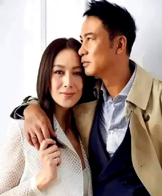 任达华当年铁了心丁克，结果2006年老婆琦琦意外怀孕，他当场就“怂”了！飞机一落