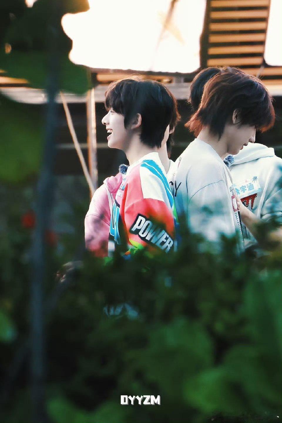 张子墨陈浚铭比身高陈浚铭和张子墨比身高 ！ 陈浚铭和张子墨比身高 ！ 