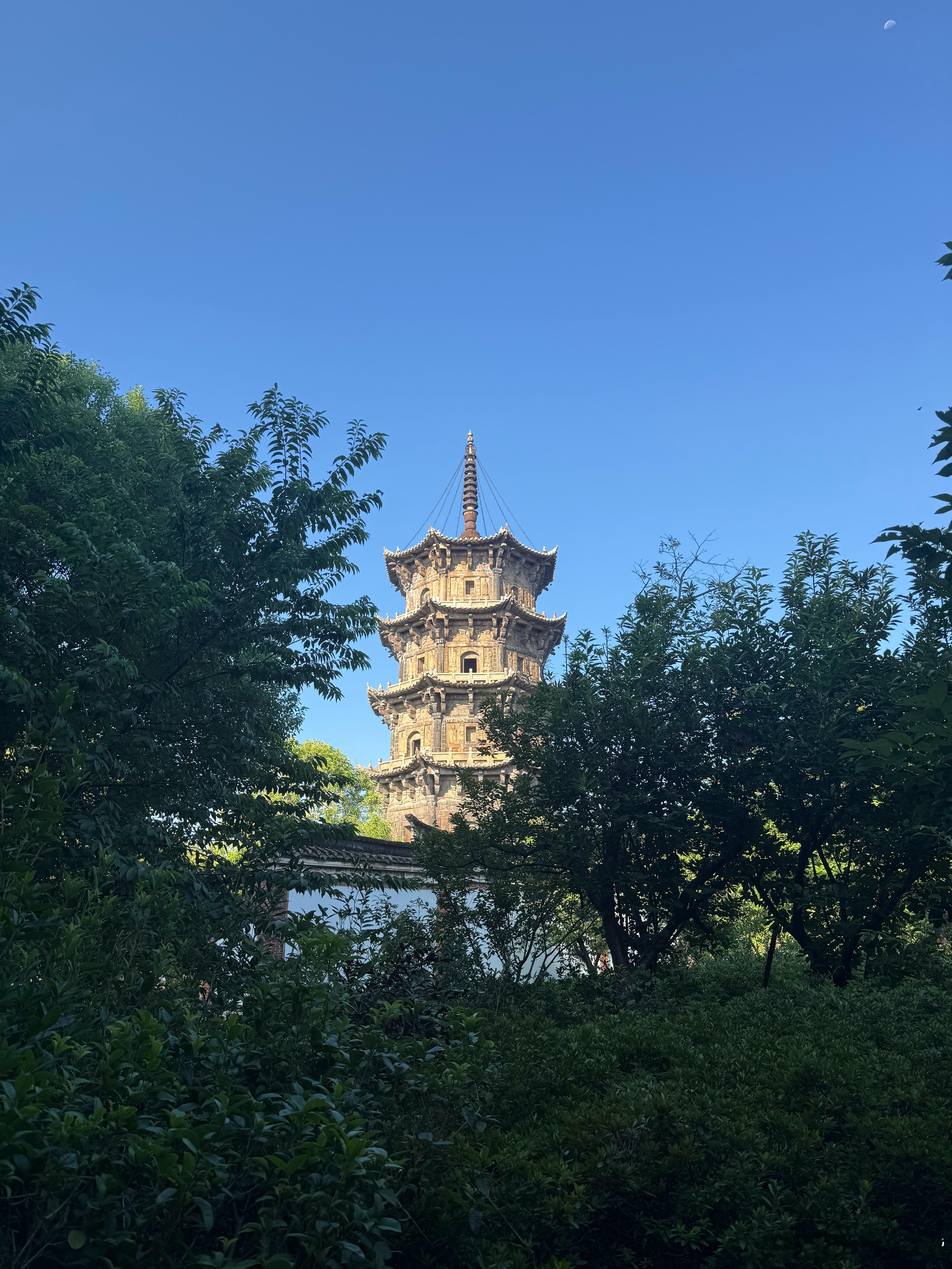 人一定要少买，少买，少买被消费主义裹挟的现代人，总以为拥有越多越幸福，疯狂囤积衣