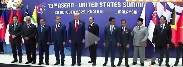 哎我去，你们看那张照片没？特朗普跟高市早苗都在东盟峰会合影里头站着呢。特朗普显得