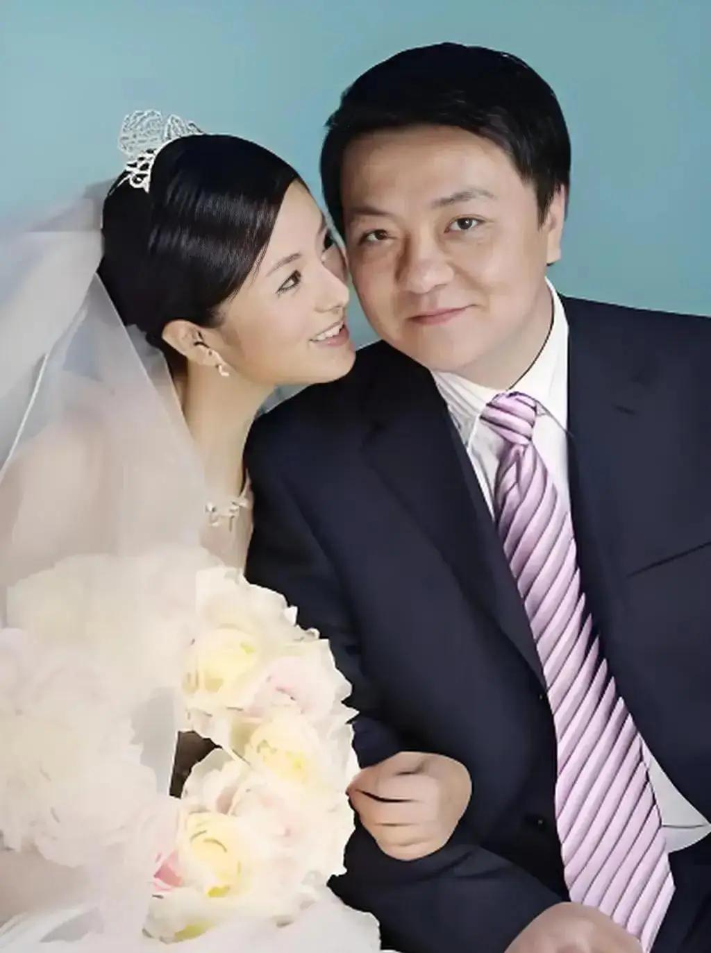 董路的妻子叫胡艳，曾两次获得湖南地区的选美比赛冠军，外形亮眼，且是北京电影学院科