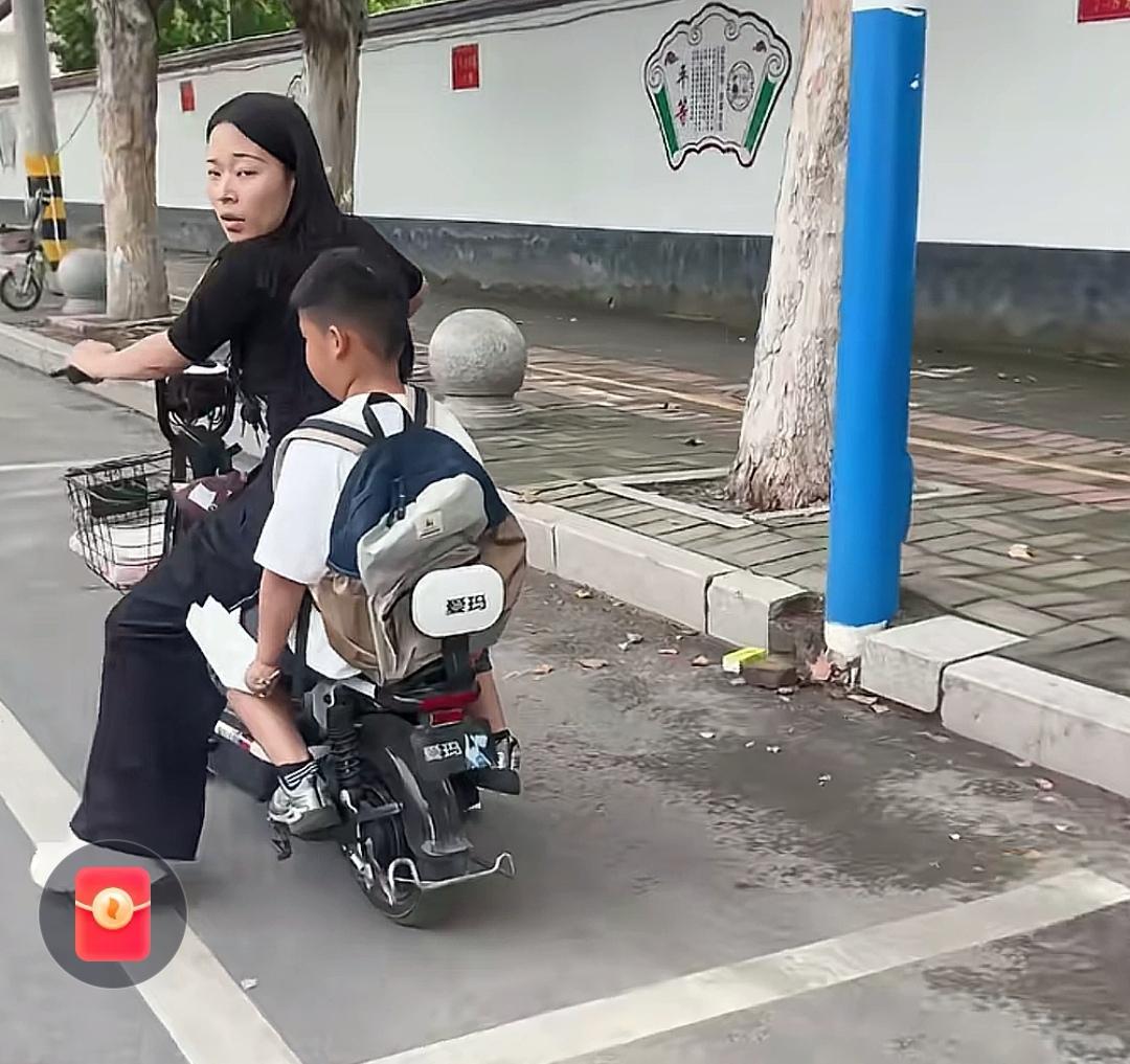 好心办了坏事，你给他送回丢失的东西，他还狠狠地瞪你一眼，恨不得把你瞪死。小男孩作