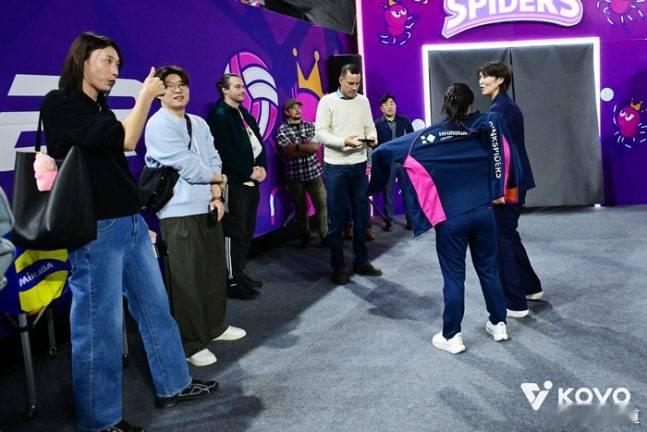 昨天，金软景又以兴国生命保险顾问身份出现在三山世界体育馆，“闺蜜”金秀智接受采访