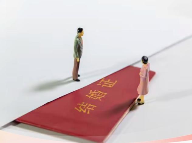 一中学校长与比自己小21岁的女教师发生婚外情长达十余年还不够，竟然想要了个假结婚