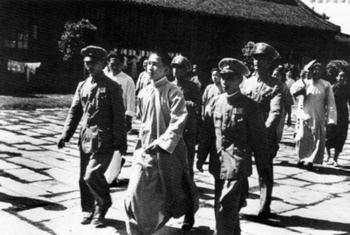 1946年8月，大汉奸万里浪被枪决后，家人在收殓时，却发现这不是万里浪尸体，特务