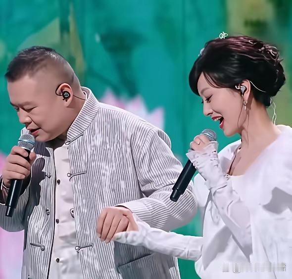 赵雅芝在春晚舞台上伸出手，握住了岳云鹏的手。
岳云鹏没伸手。
他捂住了自己的嘴。