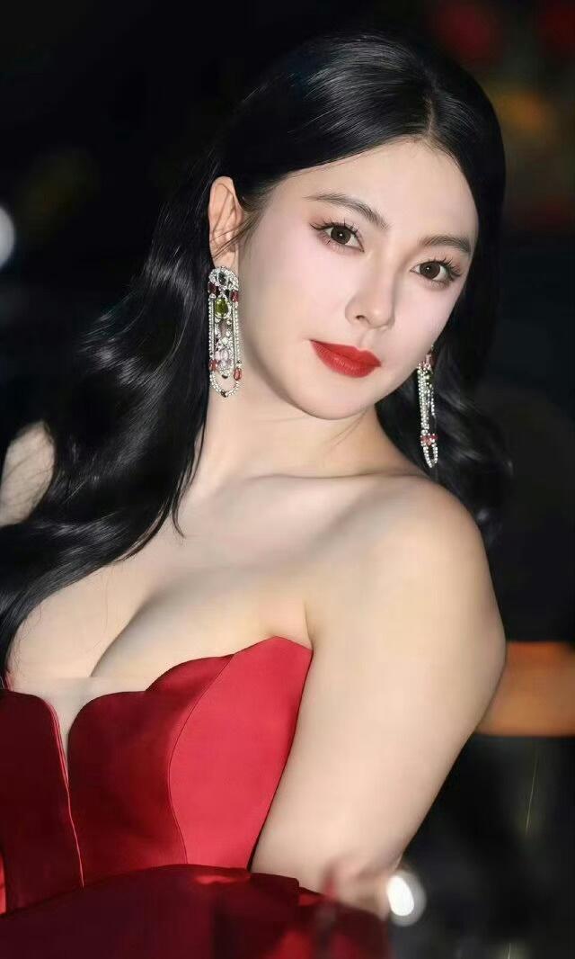 她人高马大的，身材有点儿发福了，本人没有电视上精致耐看，气质成熟不年轻，一看就是