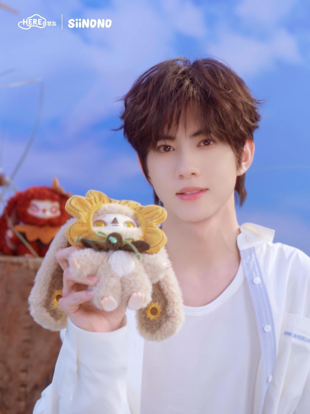 演员刘轩丞 我们家铮铮大王就是跟向日葵🌻一样明媚耀眼！看他望向镜头的那一眼，融