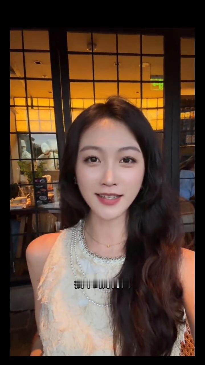 人生得意须尽欢，既然左右不了男人，那就左右都是男人。找不到好男人，那就找好多男人