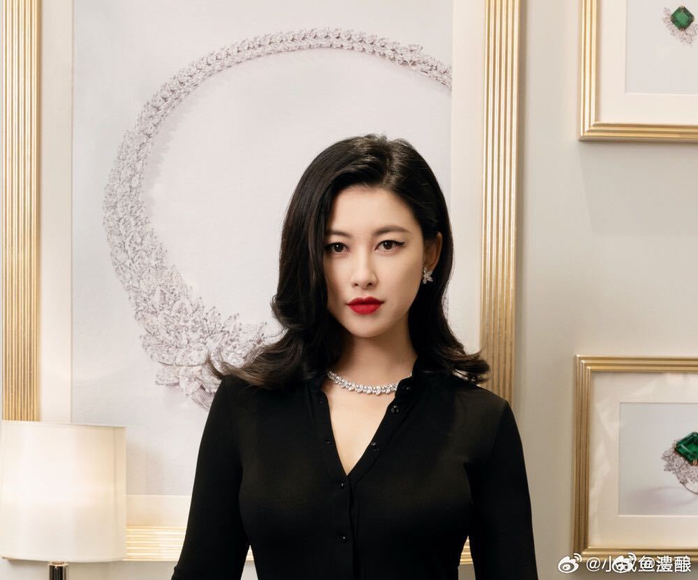 朱珠好绝的妈咪气质 朱珠的妈咪气质温柔又大气，举手投足间尽显优雅，既有母性的柔和