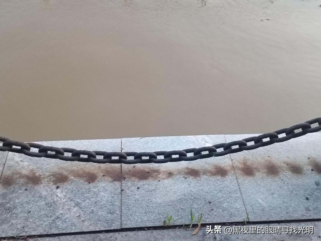 江边护栏铁链贴地：毫无保护行人的实际意义！

这里的江边，指的是吉林市松花江畔滨