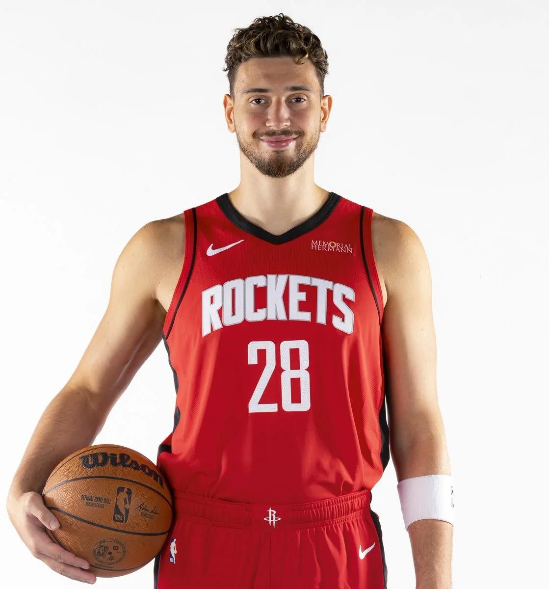 原来申京才24岁！
都打了这么多年NBA了，居然跟勇士那个新秀一样大。
新赛季有