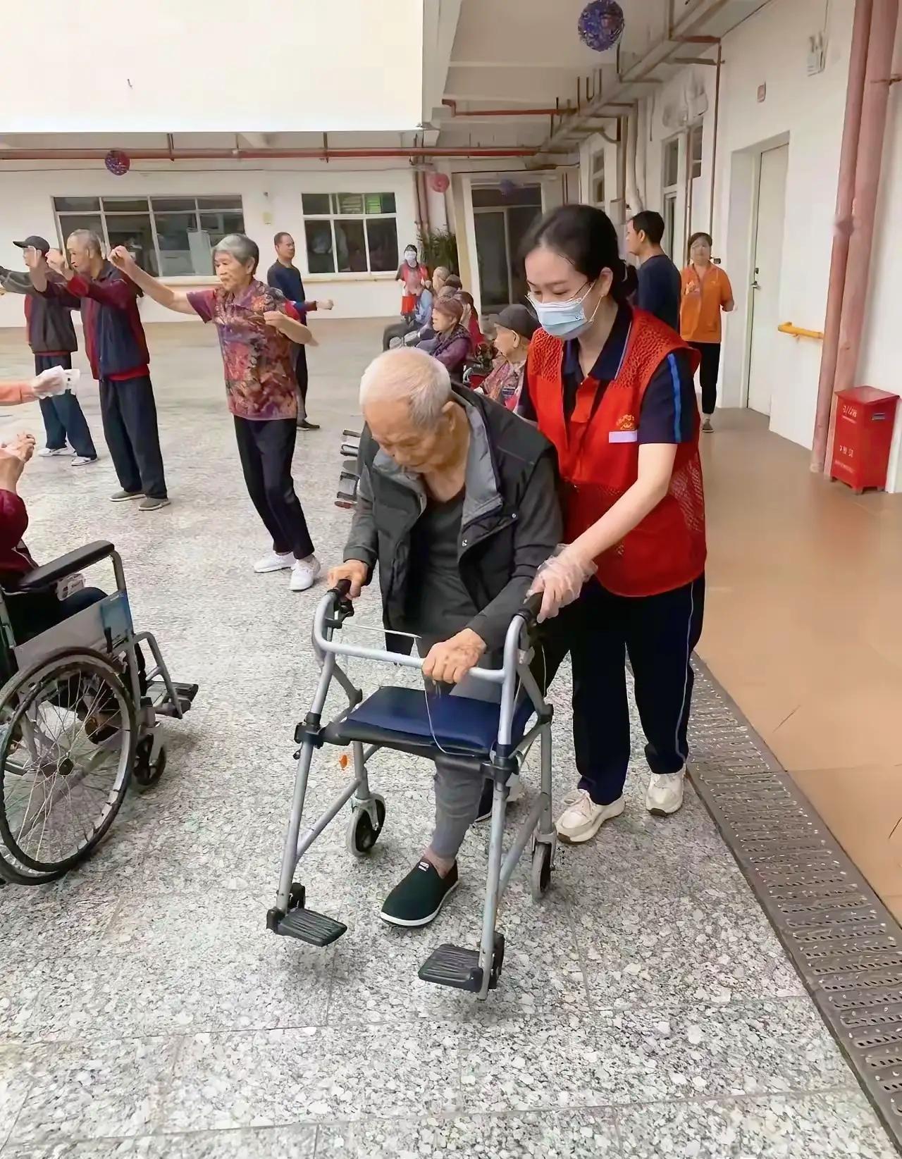 72岁退休小学教师在养老院icon遭女护工连扇6个巴掌，老人没喊没闹，只是颤着手