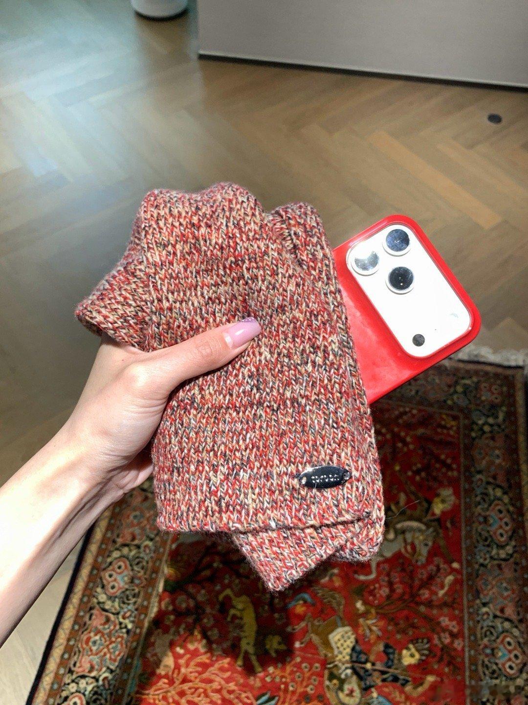 想了半年要送啥 店铺vip后面还是说送一个一直能用到的单品100毛的 小围巾给大