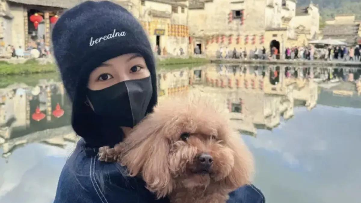 杨紫在社交平台上分享了一组令人心旷神怡的旅游照片，她身着休闲装束，尽显轻松自在的