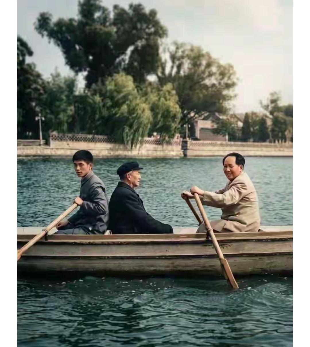 这是1952年主席和谁在划船？中南海非常漂亮。[作揖][玫瑰]