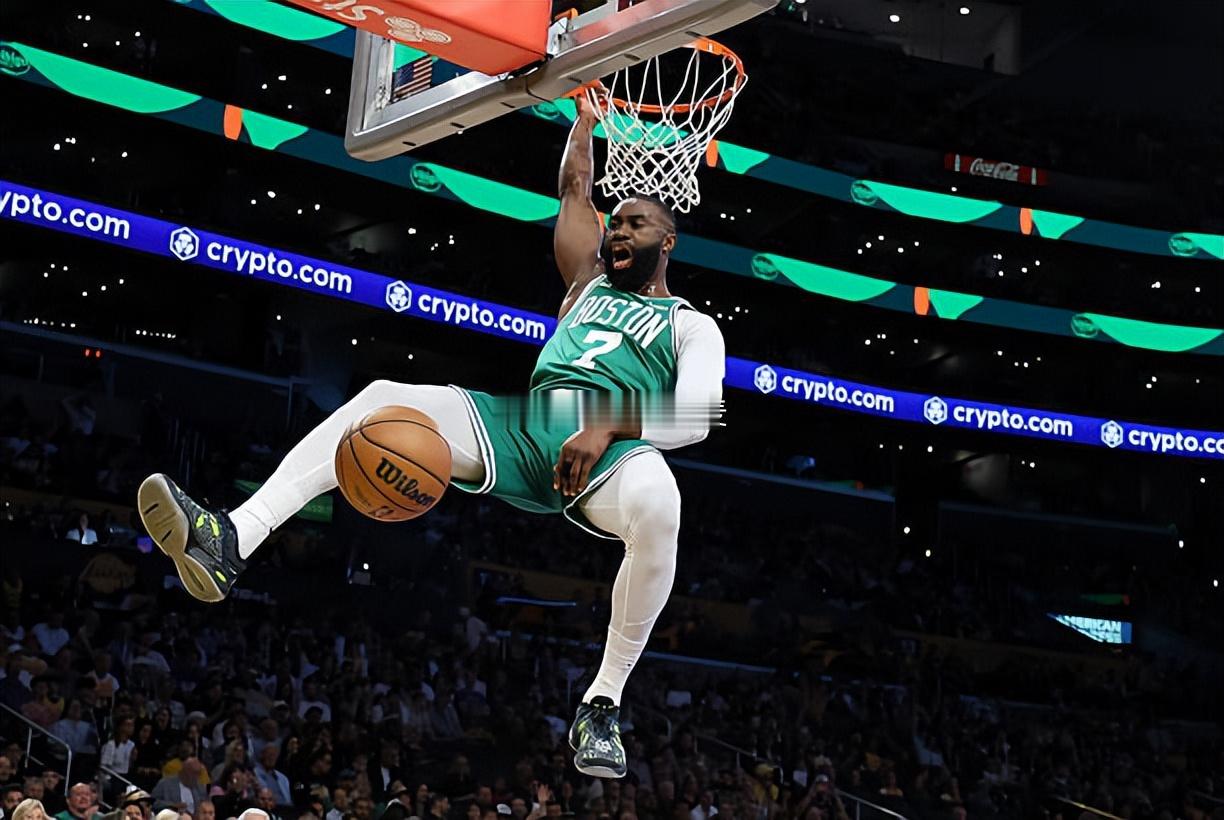 费城76人球星杰伦-布朗（Jaylen Brown）在最近的社交媒体直播中谈到了