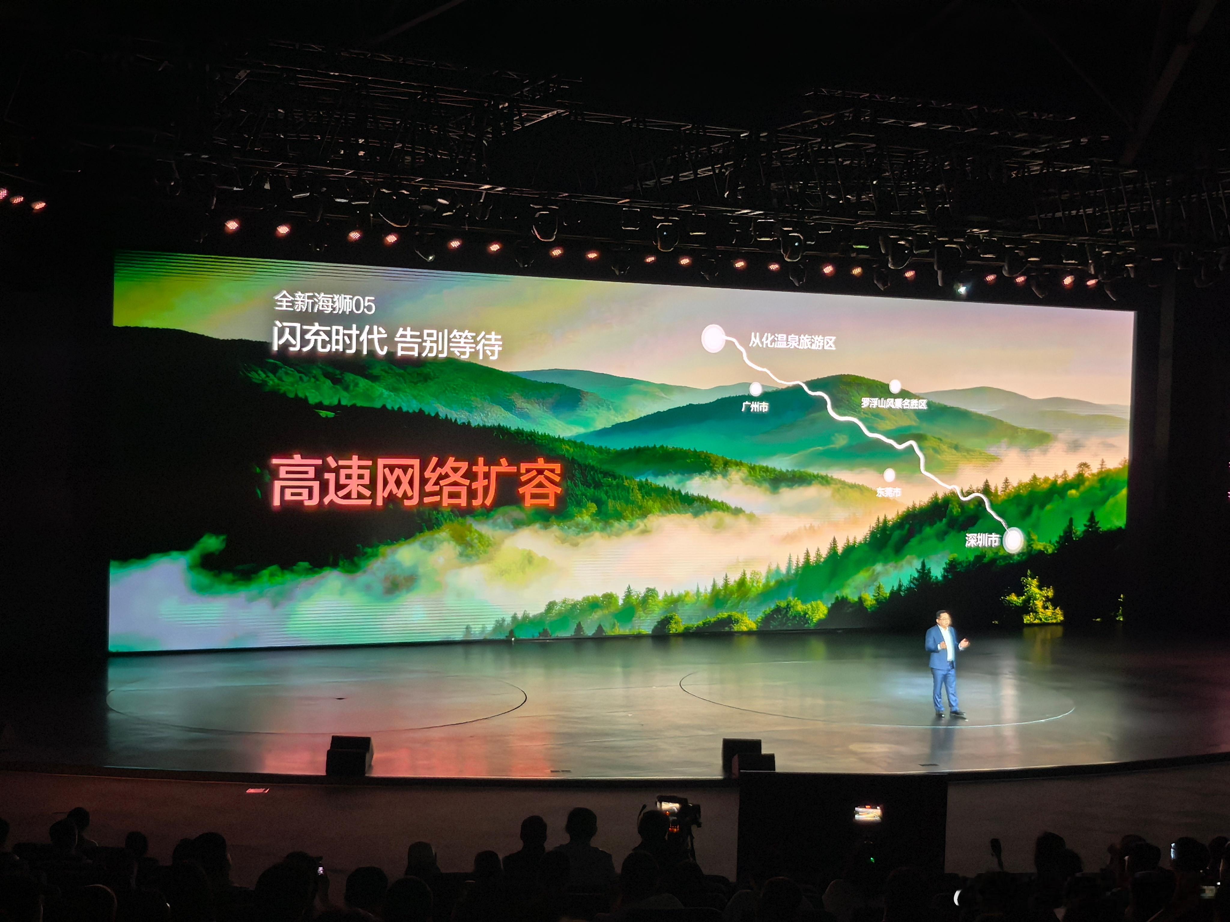 比亚迪闪充桩建成5356座，到五一假期高速网络扩容至1000座，2个月时间而已，