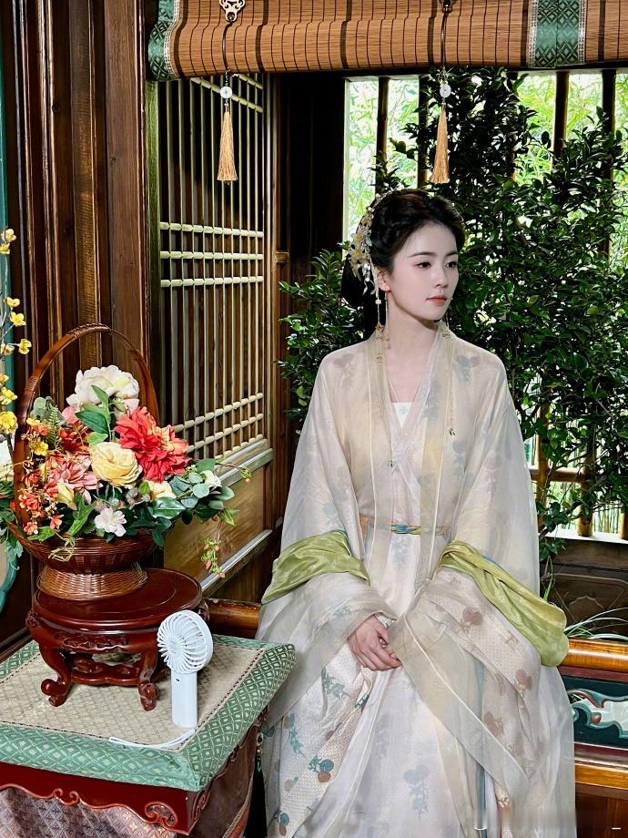 白鹿不愧是剧宣女王白鹿真的就是剧宣女王啊，真的给我狠狠惊艳到了嘞，这一波剧宣我真