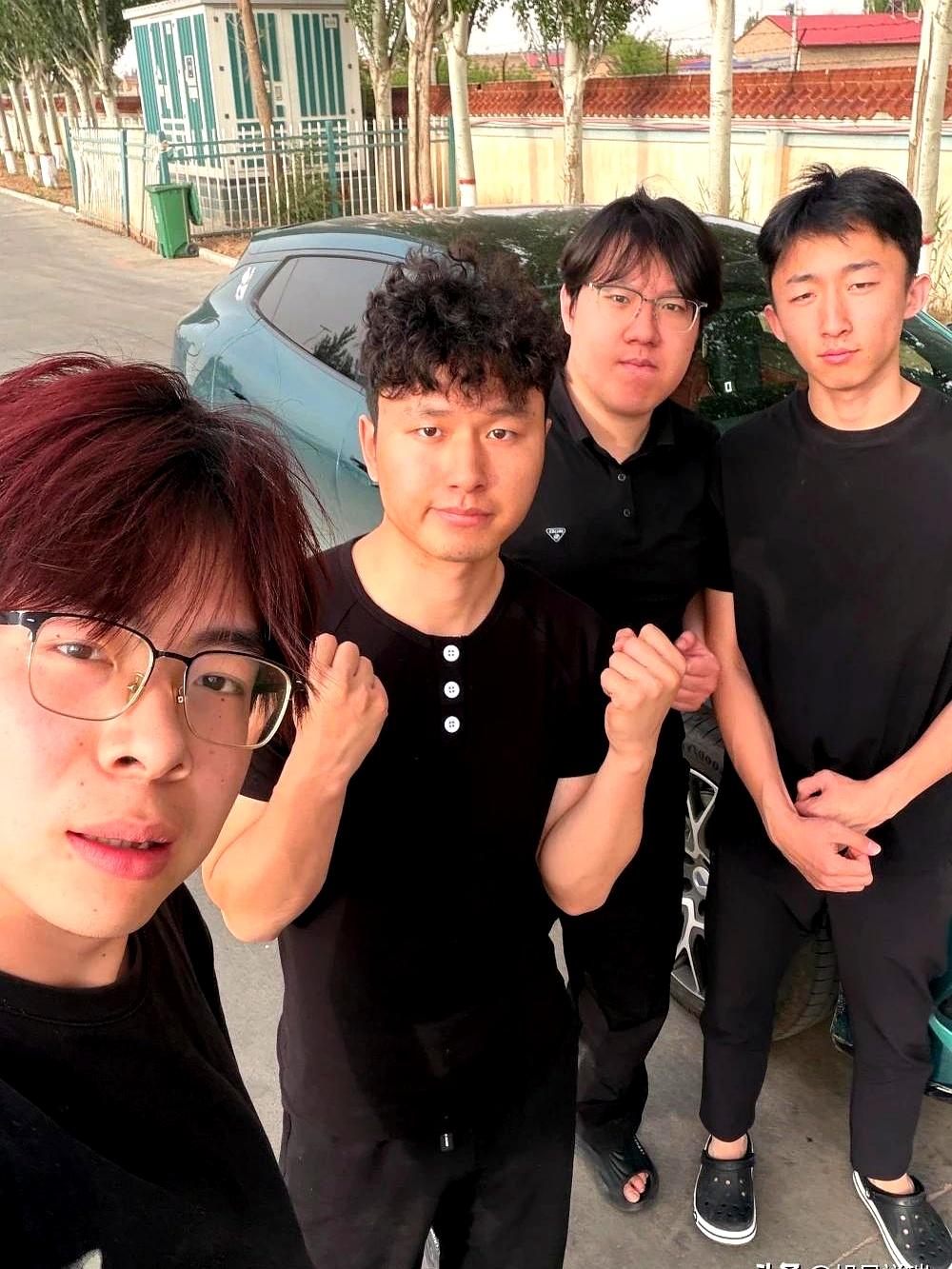半夜被陌生同学私信吵醒，22岁大四男生二话不说，拉着兄弟连夜开了1300公里，把