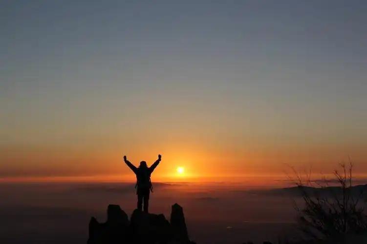 上联：夜望明月思亲友，
下联：晨眺旭日谋未来。