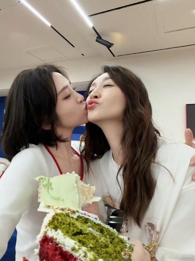 李小冉说唐艺昕气不过5分钟好哄哈哈这也太真实了吧！女生之间的友情就是好嗑，生气不