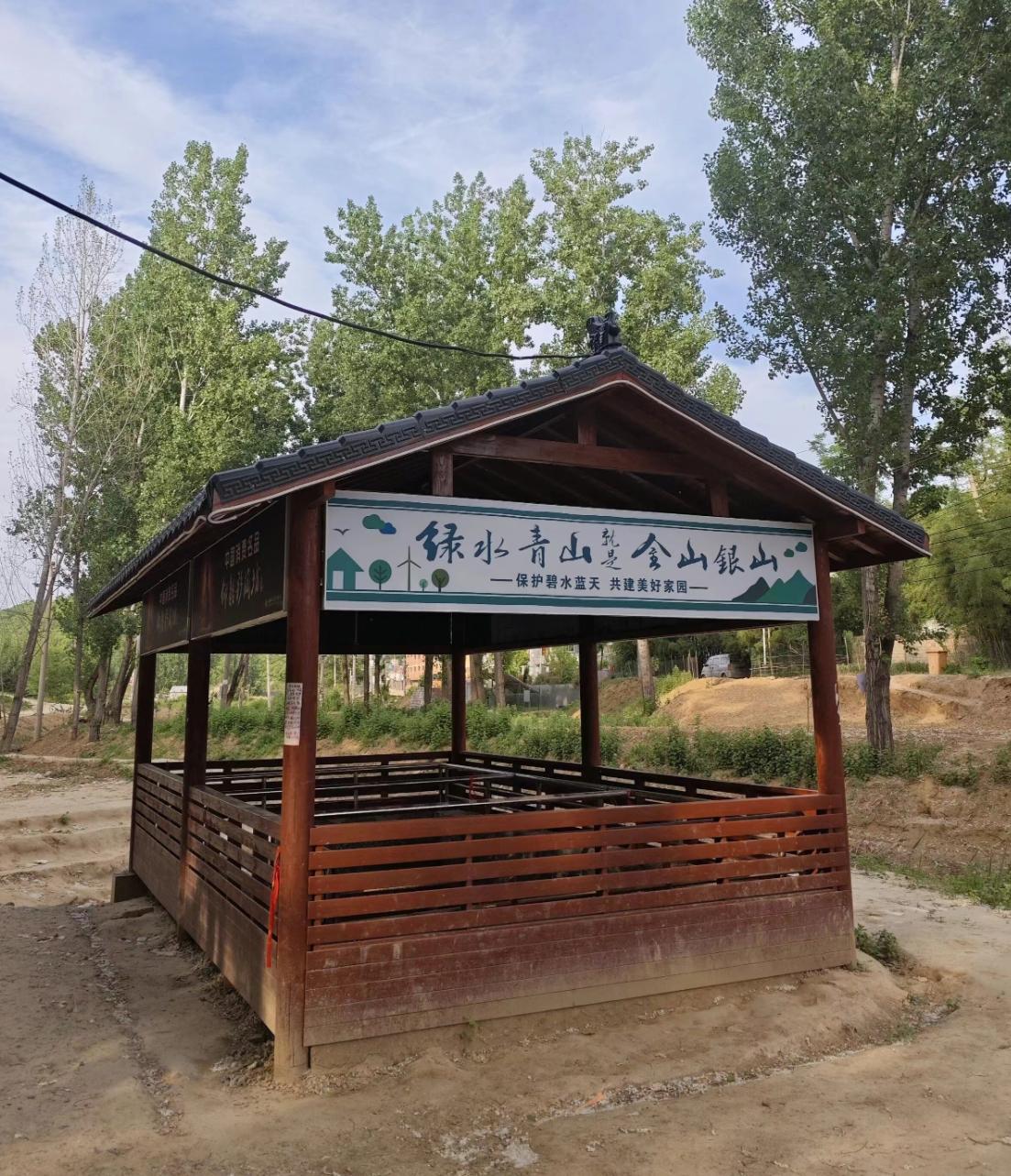 贾鲁河源头泉眼断流之后→
看到网友发的这个照片，真的断流了。如今再看到这个孤零零