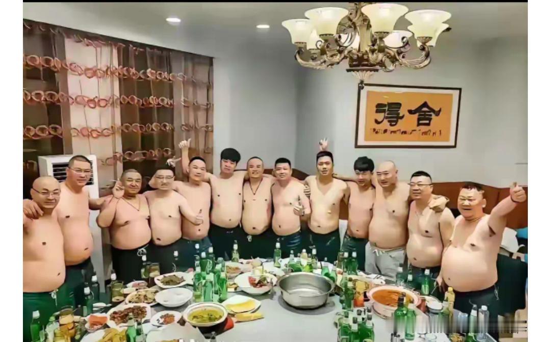 无用的男人
只能把自己变成肚子搞大……[黑脸]