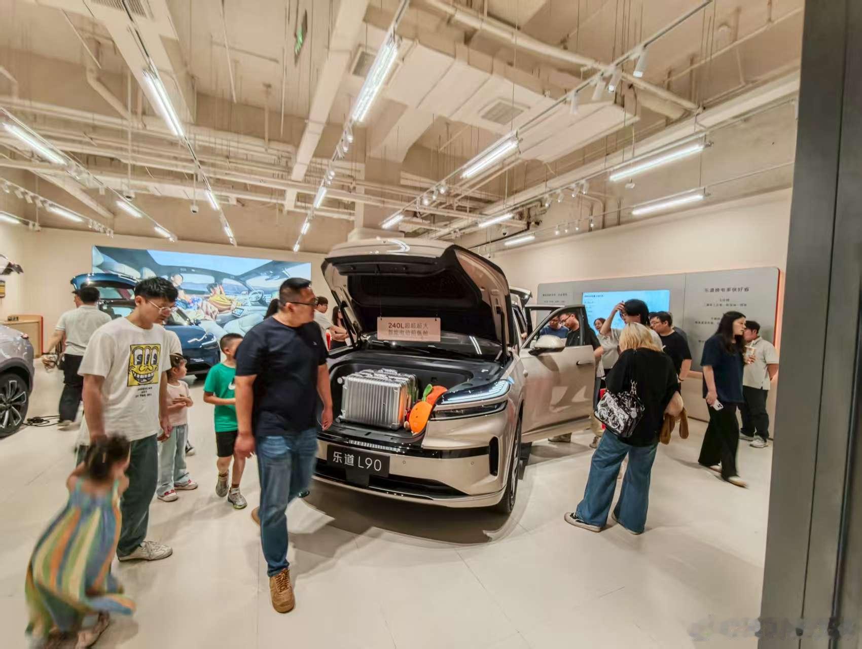 松江印象城的乐道门店我说吧，周末肯定会有一波高峰，这不就对了大六座，座座都是VI