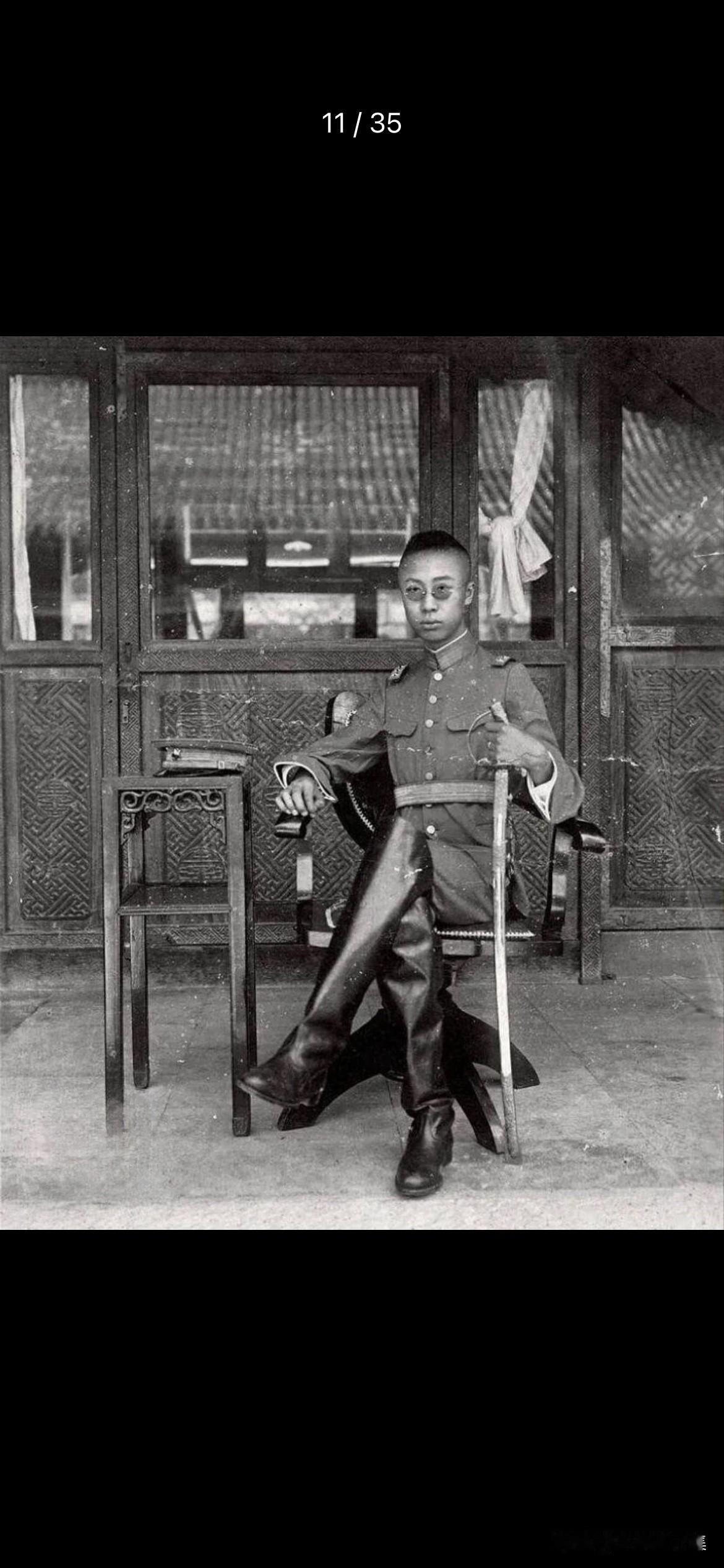 1924年秋，18岁的溥仪在紫禁城翊坤宫前拍摄了一组珍贵的戎装照片。然而，这张戎