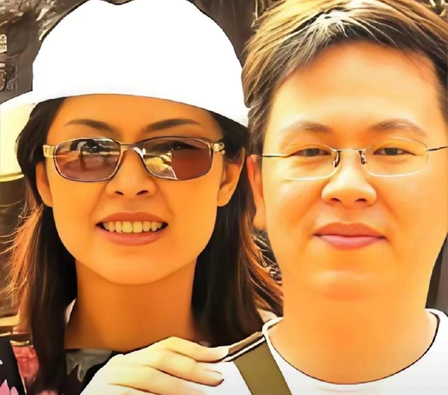 郑丽文，嫁给了台大学长，42岁才结婚，无子女。丈夫骆武昌中国文化大学副教授，两人